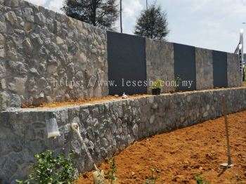 CUSTOMADE GRANITE RUBBLE WALL