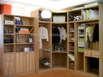 WI6 – Walk-In Wardrobe With Colour Carcase