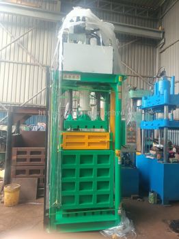 Hydraulic Fenced Baler For Clothing. (Textile)