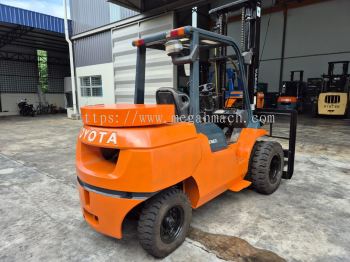 Used Toyota 7FD450 4.5 Ton Diesel Forklift