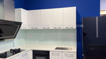 Kitchen Backsplash Glass : Solid White Glass on Blue Wall