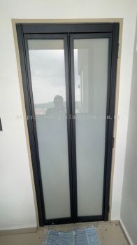 Bi-fold king + 4mm glass + sticker frosted @ The Cruise Residence 