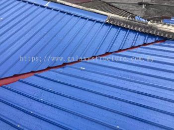 Labour dismantle old roofing and install new metal deck roofing @ Jalan Selampit 21, Kaw.3 Taman Klang Jaya, 41200 Klang Selangor.