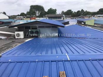 Labour dismantle old roofing and install new metal deck roofing @ Jalan Selampit 21, Kaw.3 Taman Klang Jaya, 41200 Klang Selangor.