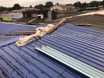 Labour dismantle old roofing and install new metal deck roofing @ Jalan Selampit 21, Kaw.3 Taman Klang Jaya, 41200 Klang Selangor.