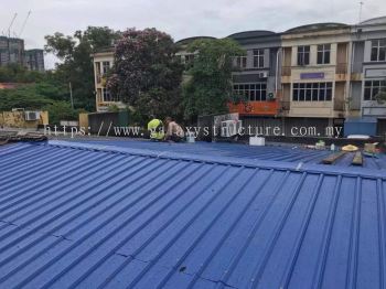 Labour dismantle old roofing and install new metal deck roofing @ Jalan Selampit 21, Kaw.3 Taman Klang Jaya, 41200 Klang Selangor.