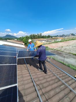 Residential Cikgu ,Taman Maju Rapat, Ipoh, Perak
*Solar ATAP Solar PV System Project* Solar System Capacity : 12.4kWp (20pcs) using Tier 1 Brand Solar Panel and Inverter