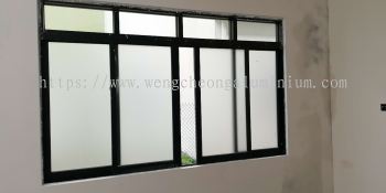 NORMAL SLIDING WINDOW WITH FIXED PANEL AT TOP