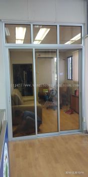 NORMAL SLIDING DOOR WITH FIXED PANEL AT TOP