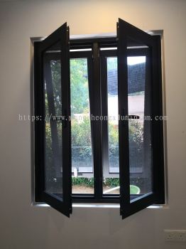 MULTIPOINT CASEMENT WINDOW WITH STAINLESS STEEL NETTING