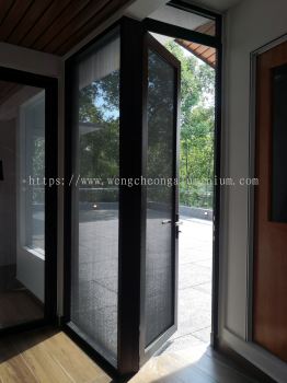 PERFORMANCE SLIDING DOOR WITH  STAINLESS STEEL NETTING