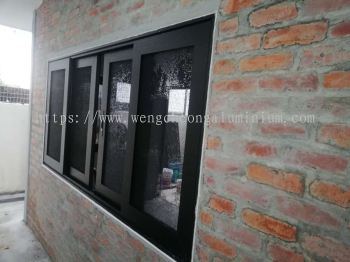 PERFORMANCE SLIDING WINDOW WITH STAINLESS STEEL NETTING