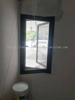 MULTIPOINT CASEMENT WINDOW WITH STAINLESS STEEL NETTING