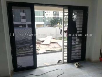 PERFORMANCE SLIDING DOOR WITH  STAINLESS STEEL NETTING