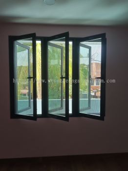 MULTIPOINT CASEMENT WINDOW WITH STAINLESS STEEL NETTING