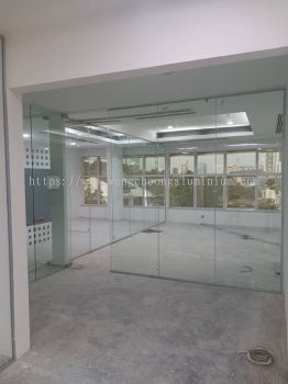 FRAMELESS TEMPERED FIXED PANEL WITH TEMPERED SWING DOOR