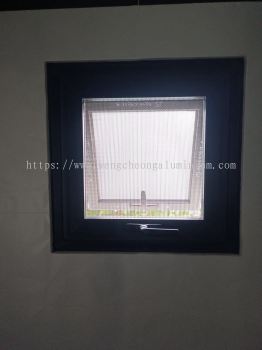 MULTIPOINT TOP HUNG WINDOW WITH STAINLESS STEEL NETTING