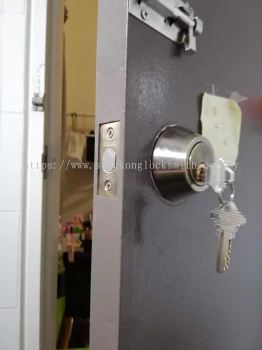 change door lock dead bolt