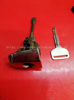 repair and installation car door lock(Toyota)