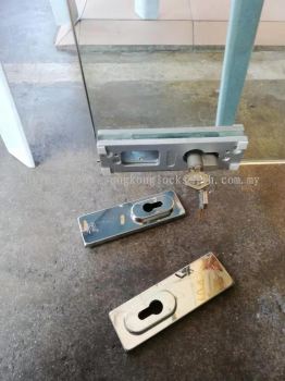 replace and installation glass door lock