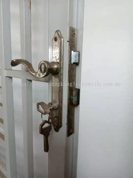 change iron gate lock