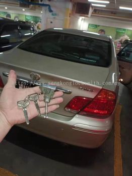 baiki Toyota Camry kunci pintu