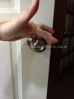 room door unlock service