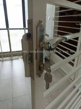 Replace the iron door lock