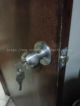 replace door lock