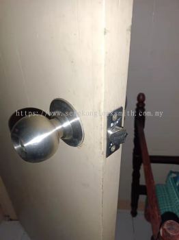 replace door lock