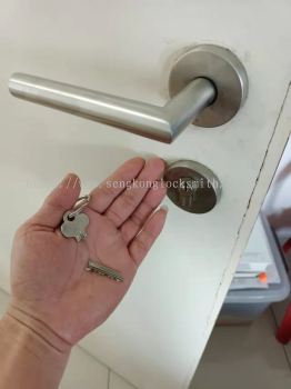 The key is broken in the door lock