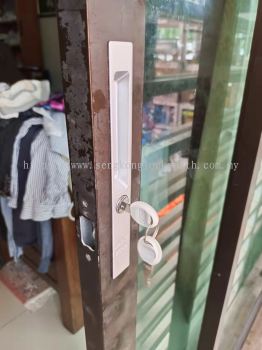 installation sliding door lock
