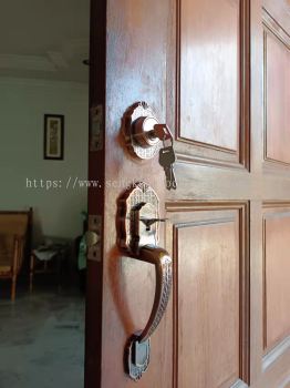install main door lock