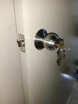 installation door lock