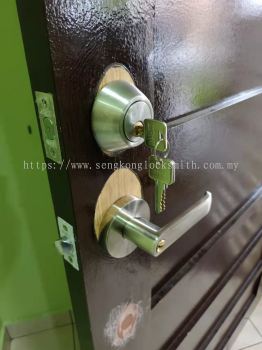 installation door lock