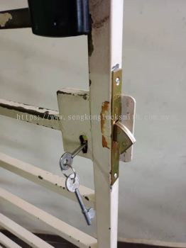 installation grill door lock