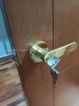 installation door lock