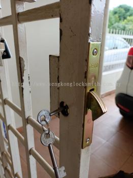 change grill door lock