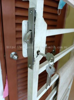 change grill door lock