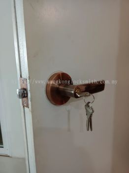 installation door lock 