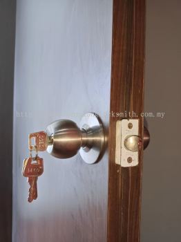 installation door lock 