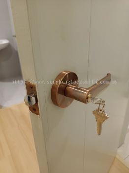 installation door lock 