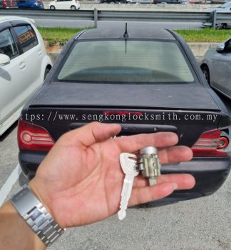 Professional repair of car locks