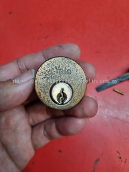 Professional repair of door locks 