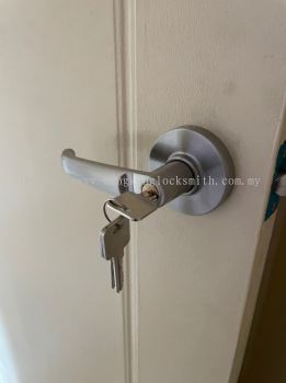 installation door lock 