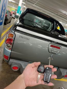 duplicate Mitsubishi Triton car key with remote control