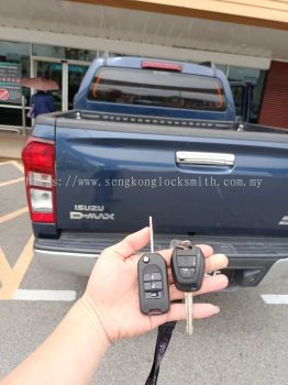 duplicate Isuzu D-MAX car key with remote control