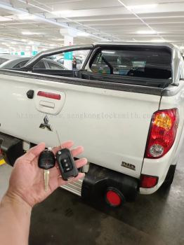 Mitsubishi Triton car key with remote control 