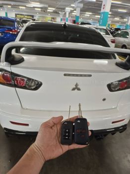 duplicate Mitsubishi car key with remote control 