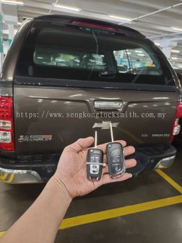 duplicate Chevrolet Colorado car key with remote control 